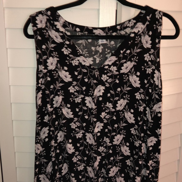 Black floral print tank top 🖤 - Picture 3 of 6